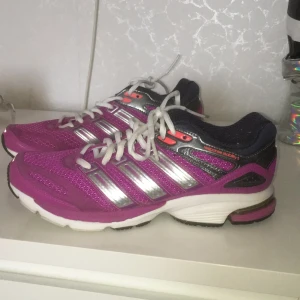 Adidas skor lila strl 40 - Snygga & fräscha adidas joggingskor. Fin lila färg med rosa och gråa detaljer. Köpta för några år sedan men använt 1/2ggr priset kan diskuteras. Fina och bekväma. Köpta för 399kr