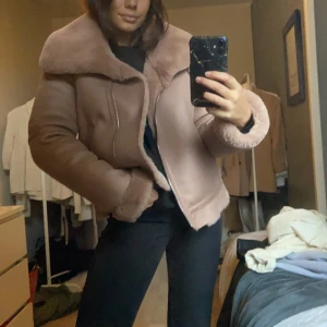 Ljusrosa höst/vinterjacka - Super varm och skön jacka från Zara, storlek XS men funkar definitivt för en som vanligtvis har S! Använd vid fåtal tillfällen men har köpt en ny därav att jag säljer denna skönhet!🌸🤩 köparen betalar frakt 