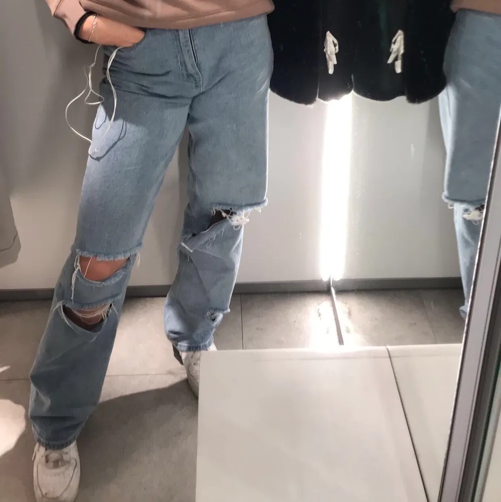 Säljer dessa jeans från Boohoo på grund av att de inte kommer till användning, storlek 36 och perfekt i längden på mig som är 170cm. . Jeans & Byxor.