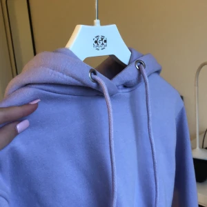 ljuslila hoodie - lite svårt att få me den riktiga färgen på bild men skriv för mer bilder. Den är ljuslila/pastelllila, pris går att disktutera💖