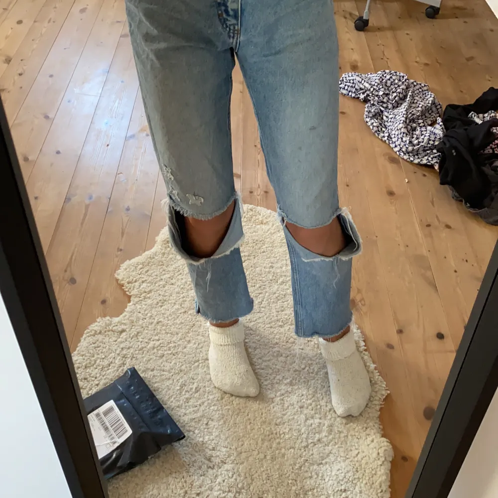 Svincoola monki jeans med hål och stjärnor✨✨✨Säljer då dem en används längre💓⚡️🥺Kan gå ner i pris om du är snabb. Jeans & Byxor.