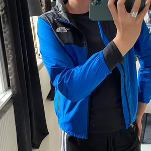 North Face jacka! - storlek M i barnstorlek, lite för liten på mig som är en M i damstorlek. Skulle säga en S/XS❤️ skriv för intresse!