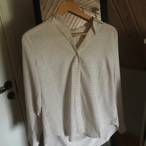 Skjorta - Snygg skortja med trendigt mönster