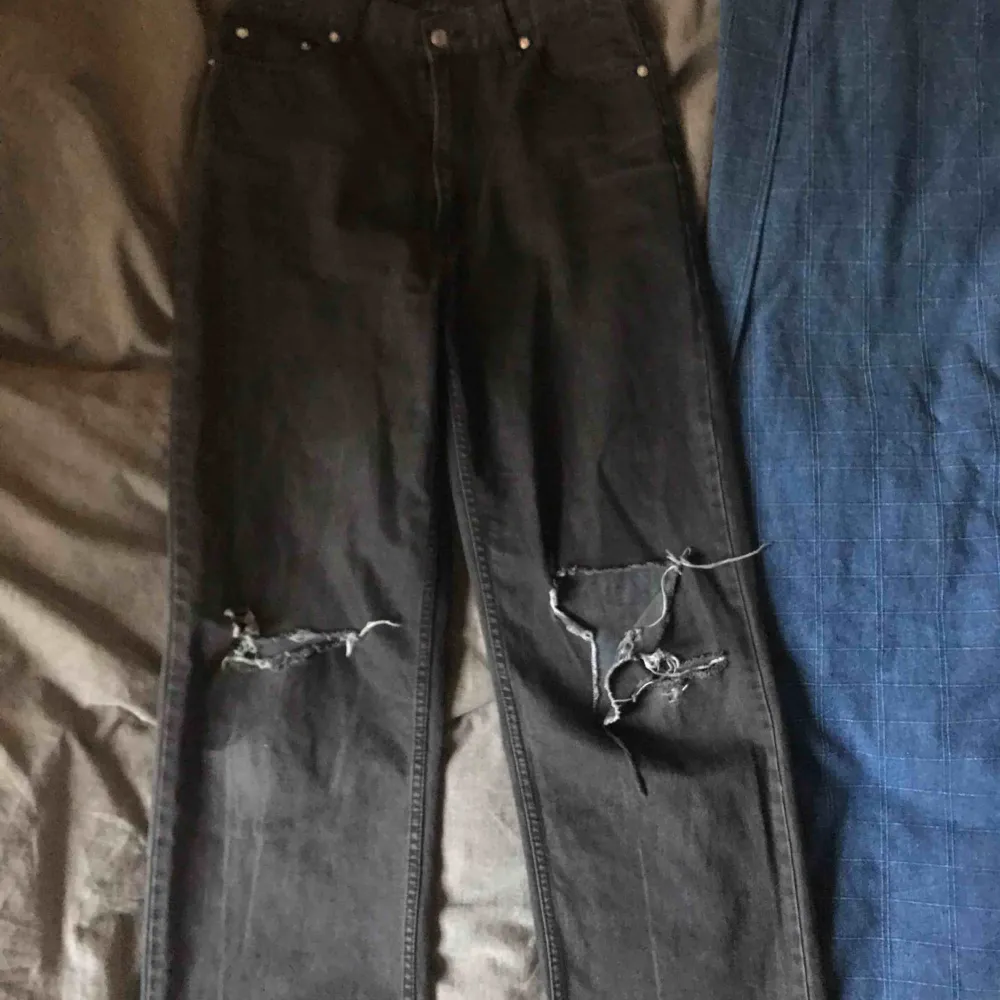 Skitsnygga slitna byxor från cheap monday🙏🏼 ser lite ut som weekdays modell Ace:) . Jeans & Byxor.