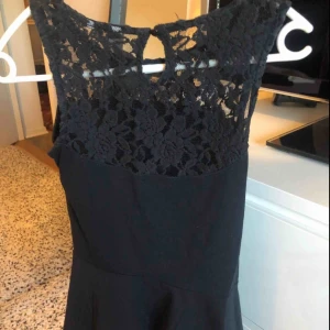  - En svart tröja från Cubus med spets både fram och bak. En volang vid magen. Storlek S Bra skicks, har inte användt så mycket. Kan frakta vart som helst men står inte för fraktpengarna. 70kr plus frakt.