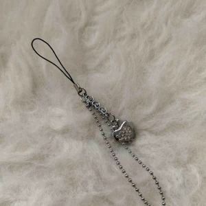  - hängsmycke, finns i Odenplan Stockholm, 10kr för porto.