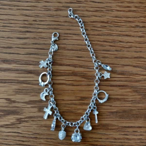  - Armband med massa berlocker. Väldigt fint skick. 60 kr inklusive frakt 🌟