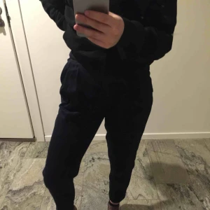  - Strl 34/s byxor i en marinblå färg, ankel lång och knappt använda!!