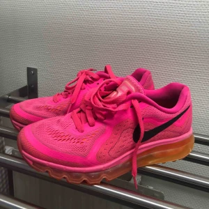  - NIKE TRÄNINGSSKOR. FINT SKICK. KÖPAREN STÅR FÖR FRAKTEN.