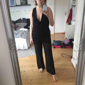  - Snygg byxdress som tyvärr har fått ett litet hål på ryggen som är lagat, men lagningen syns (se bild 3). Frakt tillkommer🌸