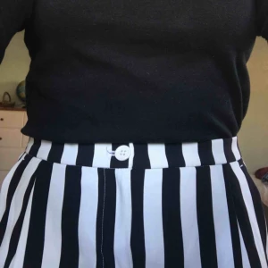  - Randiga byxor från monki! Passar en s såväl som en liten M. Möts upp i Lund annars betalar köpare frakt (: