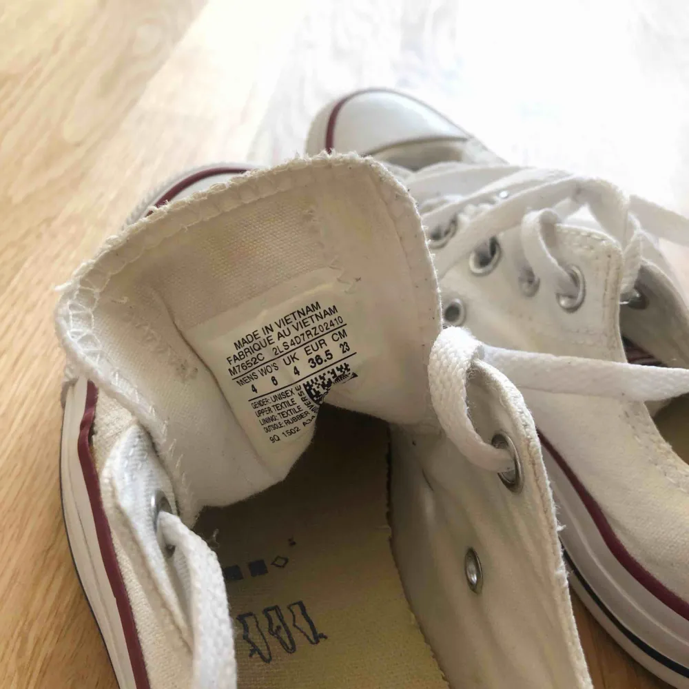 Converse skor, slitna i hälen men hela på utsidan! Tvättade och rena. . Skor.