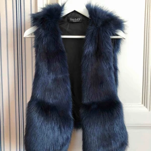  - Fin fuskpäls i blått. Använd 5-10gånger, så fortfarande i fint skick!  Inte äkta skinn detaljer på sidorna  