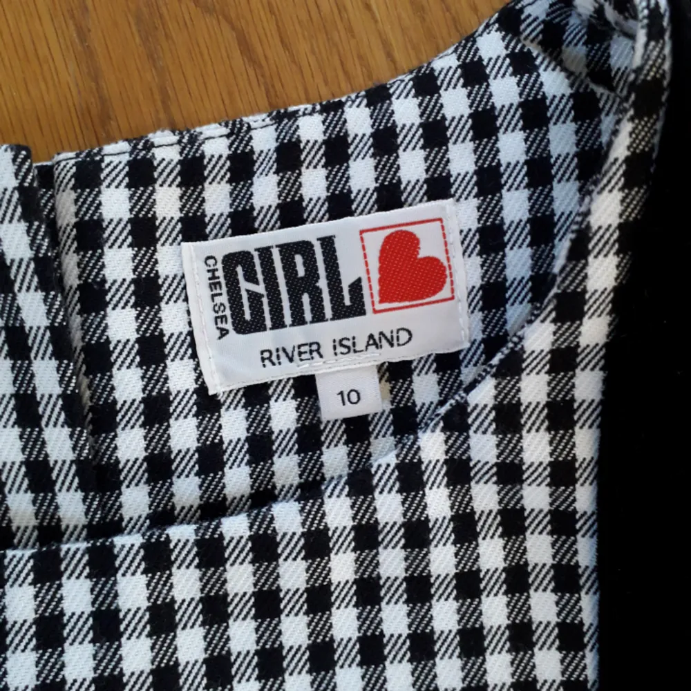 This is a 60's style check dress from River Island, Chelsea Girl. It is bought second hand, in good condition. I'm selling because it's too small for me. I would say it's pretty true to size.. Klänningar.