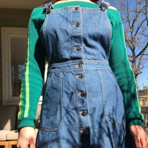  - Jeansklänning med hängslen, inte alls använd. 