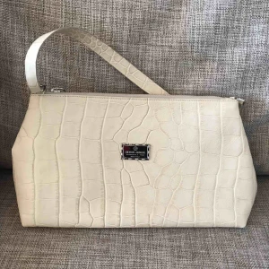  - Vintage Axelväska från Giorgio Armani.💫 Inköpt på ML secondhand, Östermalm.  Vacker vit.  