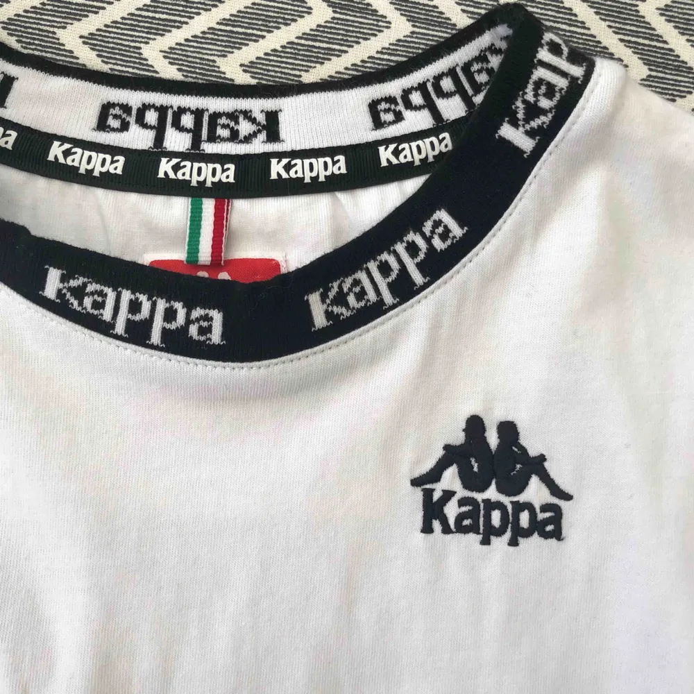 Oanvänd Kappa t-shirt. Köpt förra sommaren på asos för 450kr och sedan bara hängt i garderoben. T-shirts.