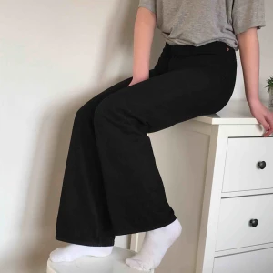  - Supersnygga byxor från Monki. Hög midja och vida ben. Kan antingen mötas i Lund eller skickas mot en kostnad på 50kr extra.