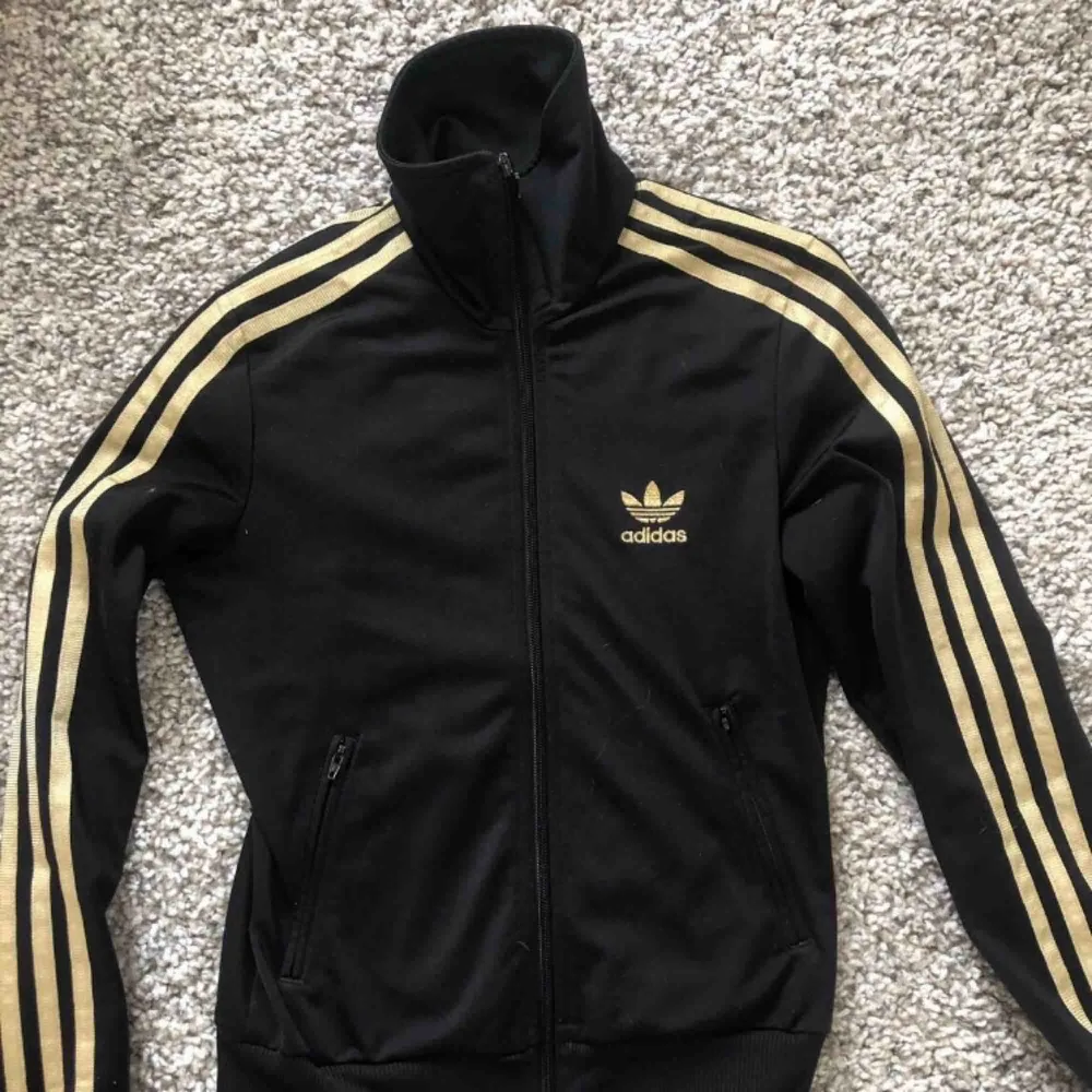 En svart lång armad adidas tröga med dragkedja Storlek 32. Hoodies.