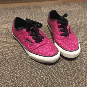  - Äkta jätte fina rosa glittriga skor från Diesel. Använda endast en gång. Super sköna och utstickande skor💕