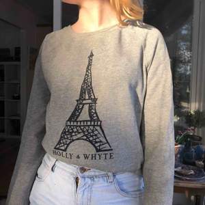 Fin sweatshirt med Eiffeltornet på. Kan skicka mer bilder om det önskas. Inga fläckar och i bra skick. Köparen står för frakt. 