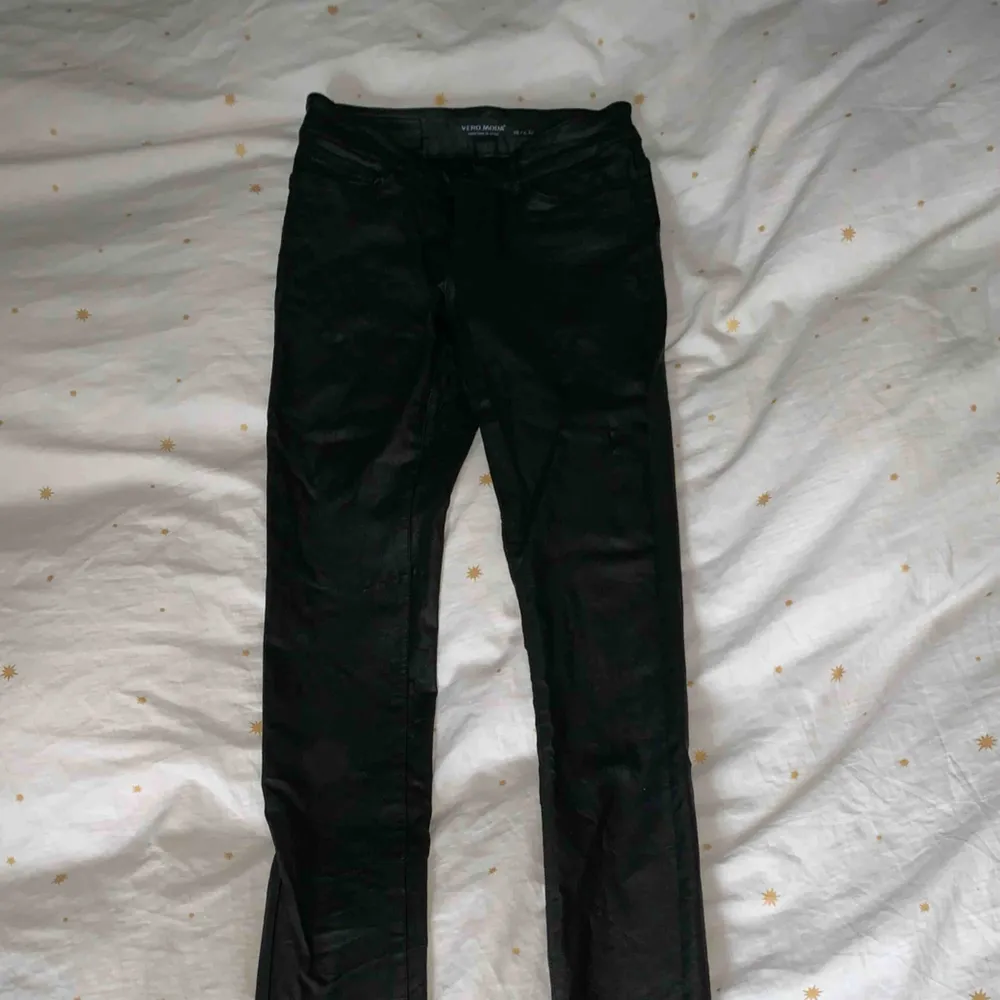 Skinnbyxor från veromoda, skada på höger bakficka . Jeans & Byxor.