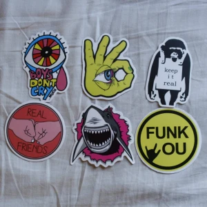  - Klistermärken 8kr st +9kr frakt. Köp alla och priset går ner till 6kr st. Skriv vid frågor! Kolla gärna mina övriga annonser ⚠️