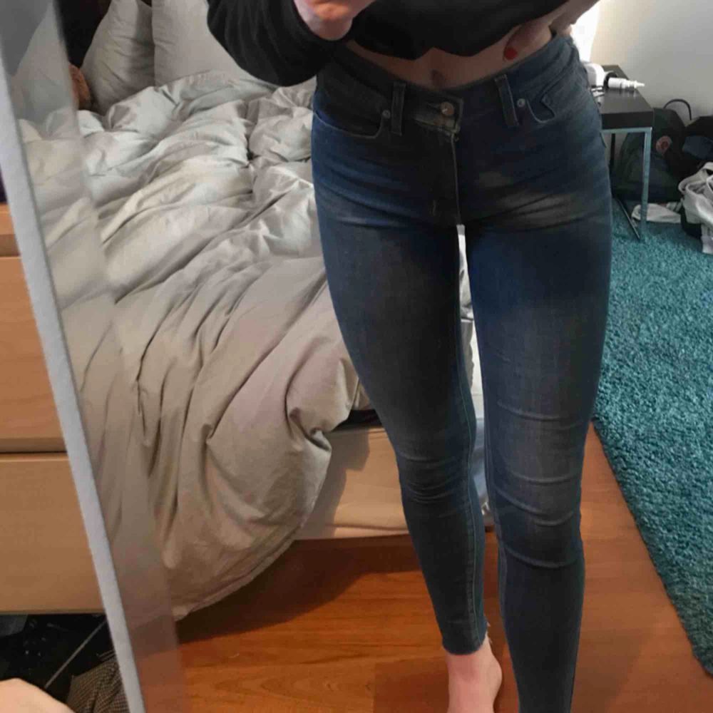 Jättefina Levis jeans med hög midja. Använda fåtal gånger i bra skick. Säljer pga använder aldrig skinnyjeans längre.  Dom är avklippta men fortfarande långa för mig som är 177, men dom kan ju såklart klippas mer.. Jeans & Byxor.