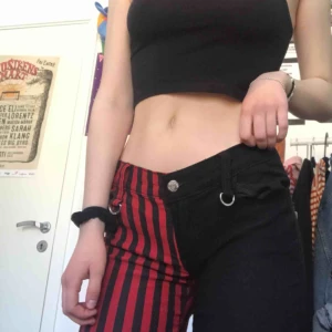  - Byxor från Banned Apparel, W26. Lite långa på mig som är 160 cm lång. En bältlop har släppt men den är lätt att laga. Frakt ingår i priset✨