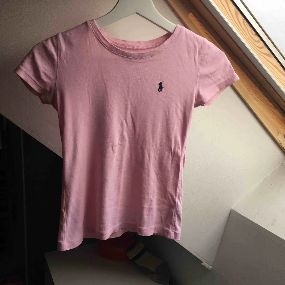 Ljusrosa Polo Ralph Lauren t-shirt i storlek 8-10 år ca xxs. Fint skick. T-shirts.