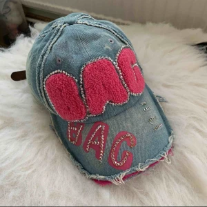  - One size Keps  Kan mötas upp vid Odenplan Stockholm Kan skicka via post, 10kr frakt 