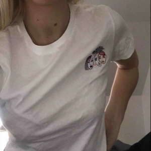  - vit tisha från monki med fint bryderi vid bröstet🌟 köparen står för frakten