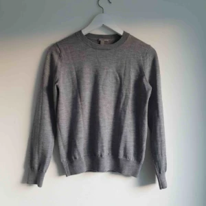  - Lyxig 100% merinoull tröja/knitwear från COS. Ganska liten i storleken, mer XS skulle jag säga. Otroligt varm och go.  Passar inte mig, så hopas hittar nytt (bättre) hem :) Frakt tillkommer om du inte bor i Uppsala. 