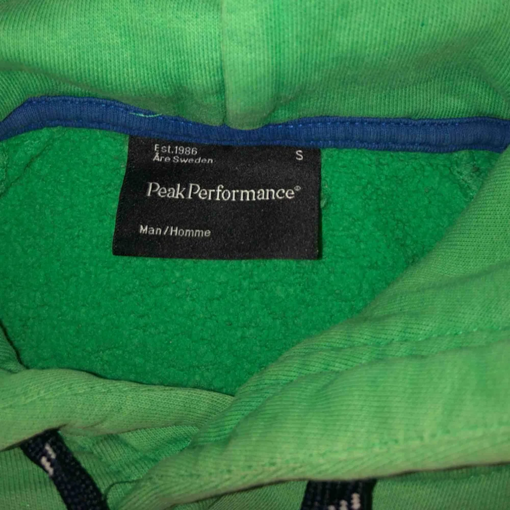 Peak Preformance college tröja Ljusgrön i färg och stämmer i storlek. Hoodies.