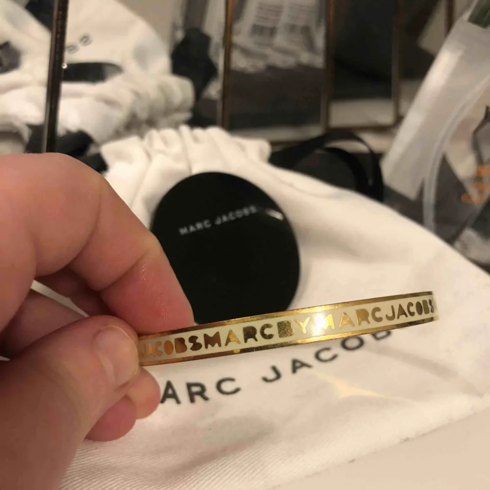 Fint armband ifrån Marc Jacobs, äkta.  Påsen ingår inte då jag förvarar mitt halsband i den.   Cirkus mått: 19,5. Accessoarer.