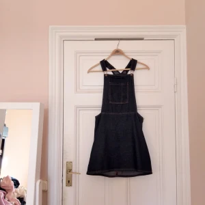  - Söt hängselklänning i jeansmaterial. Älskar den här så mycket men den är numera för stor för mig :(  70% bomull, 25% polyester, 5% viskos. Hämtas i Stockholm ✨