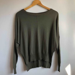  - Khaki tröja✨ jättefin skick! Säljer pga får ingen användning för den.