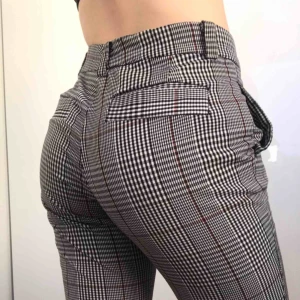  - Jättefina rutiga byxor med vinröd detalj från MANGO casual. Säljer då de inte kommer till användning längre! Det sitter bra kring rumpa & lår, sedan är modellen rak längs benen. Se bild 3! Lite kortare i benen än ”vanliga” byxor //🖤