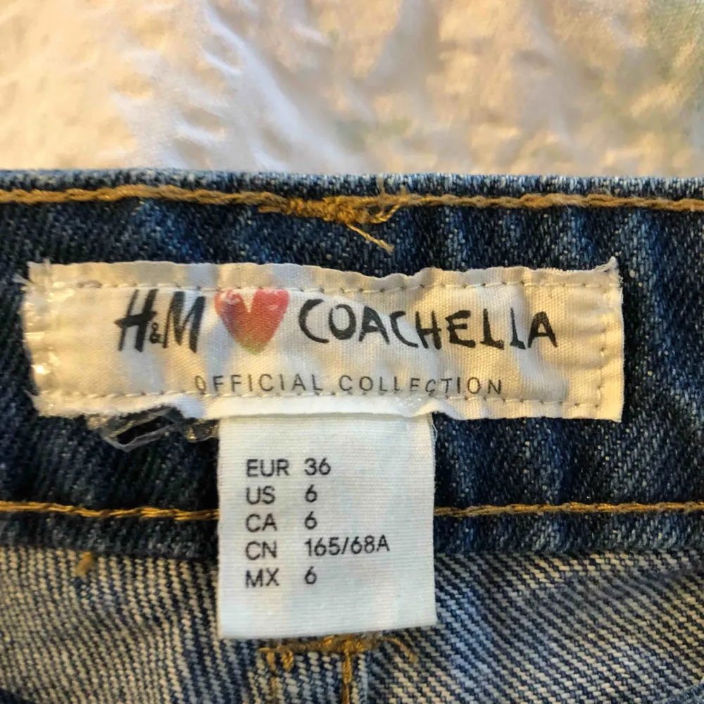 Säljer mina H&M Coachella shorts i storlek 36. De har fint broderi på framsidan och är högmidjade. Köparen står för frakt! 💘. Shorts.