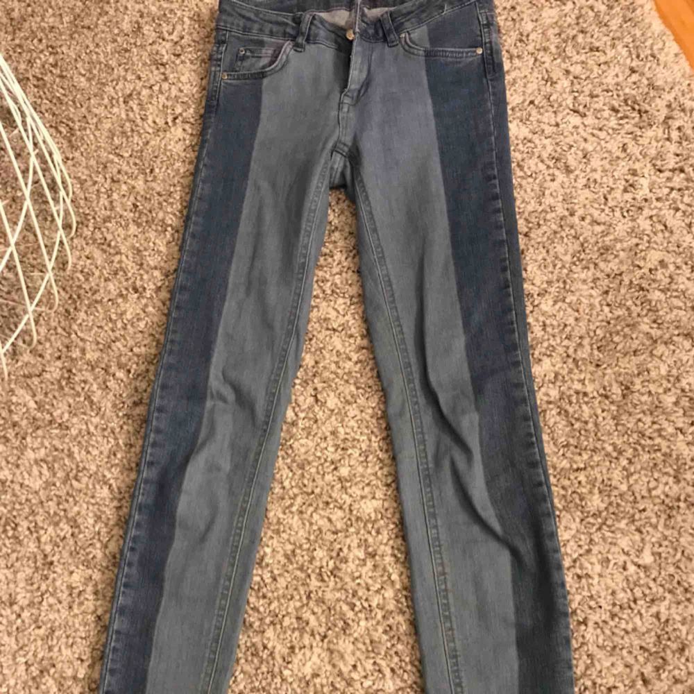 Säljer dessa nya fransiga jeans i strl 34!. Jeans & Byxor.