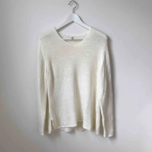  - Benvit v-ringad stickad tröja i mycket fint skick. Storlekslappen sitter inte kvar men den sitter som en strl 36-38. Köparen står för fraktkostnad enligt postens portotabell. 