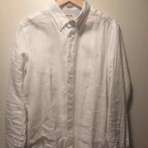  - Vanlig vit skjorta. Herrstorlek men jag har lånat den tilllett par tighta svarta byxor eller en hög kjol. Slim fit