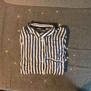  - En supersnygg tröja från Zara. En vit/blå-randig blus. Det är XL, men passar för S. Rekommenderar ej personer med som har L att köpa denna då den passar på mig som är S😊💐