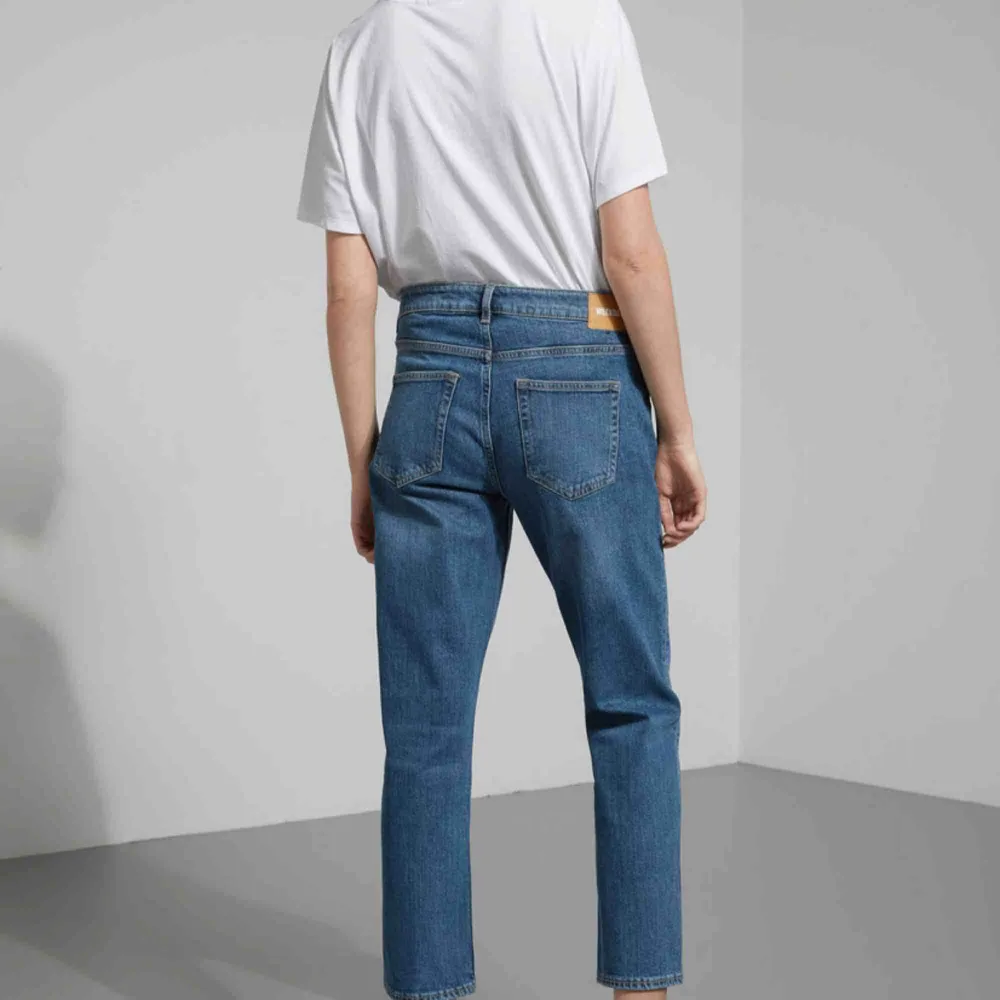 Supersnygga jeans i modellen beat mid standard från weekday. Bekvämaste byxorna! Jättebra skick, knappt använda . Jeans & Byxor.
