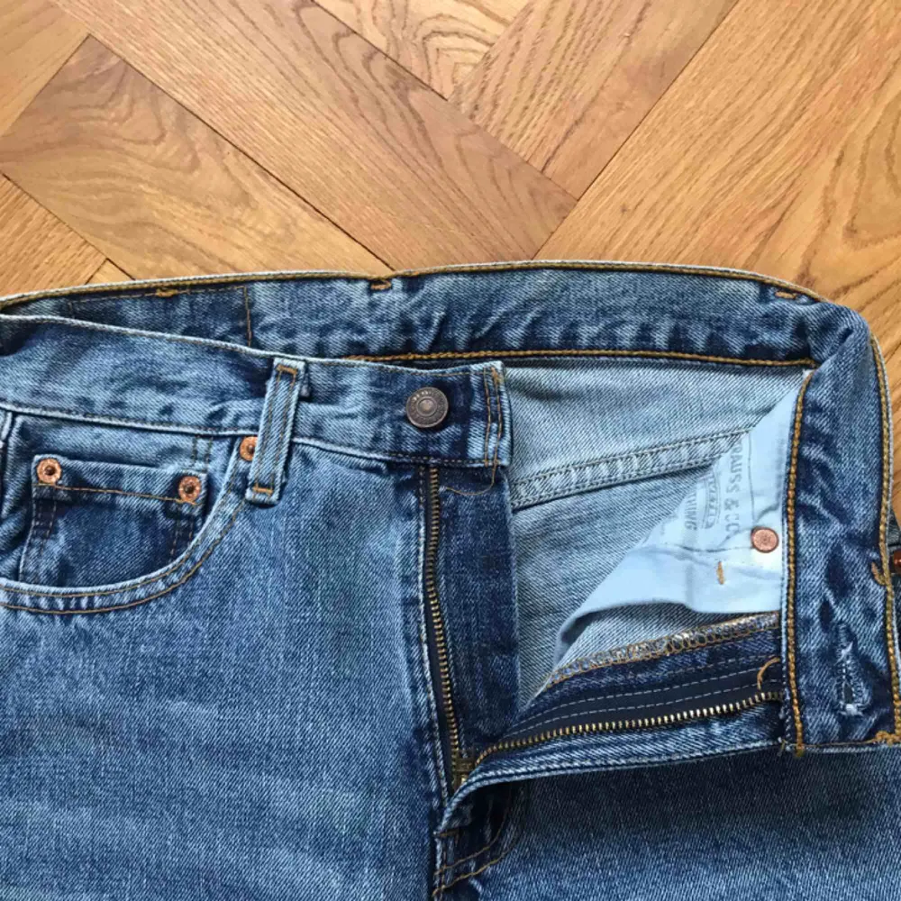 Vintage Levis jeans i modellen 505! Klassisk ljus tvätt. Står storlek 26 men vintage Levis är små i storleken, tipsar om att googla för att se om storleken funkar. För mig är de jätte små.🥰 köpare betalar frakt!. Jeans & Byxor.
