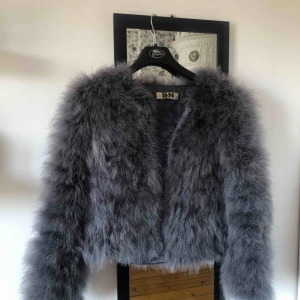  - Supersnygg pälsjacka från DM-retro ord: pris 1399kr inga fläckar utan päls, säljes då jag inte längre stödjer att äga äkta päls/fjädrar :) köpare står för frakt kan tänka mig sälja den för 200kr exl: frakt vid snabb affär