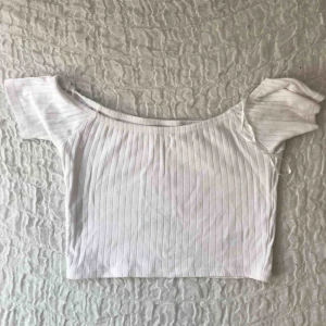  - fin vit ribbad offshoulder topp från New Look