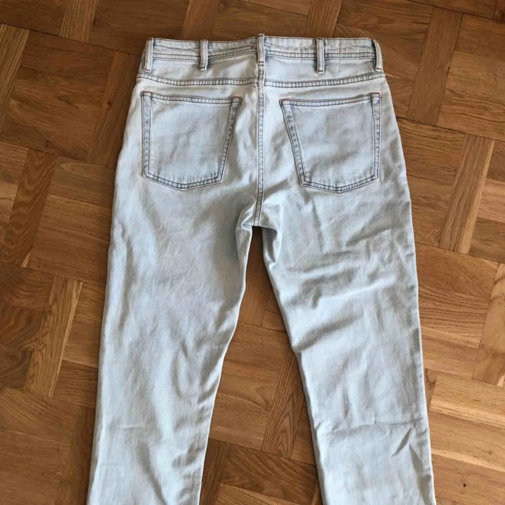 Ett par acne byxor från kollektionen blå konst. Helt oanvända och super fina:). Jeans & Byxor.