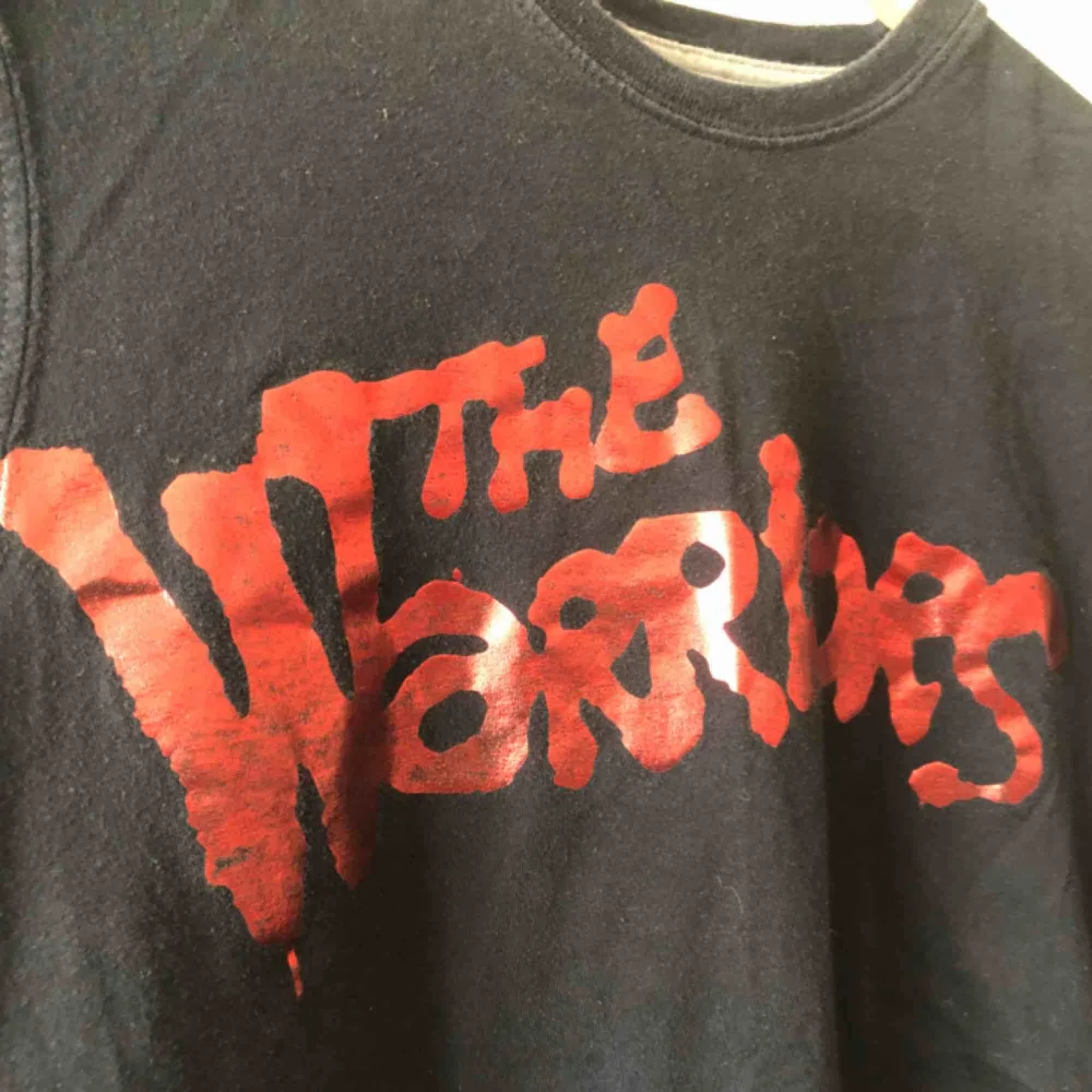 Från 2009 - Trevligt använt skick. Marc Ecko The Warriors Collection  - 30th anniversary of the 1979 cult film, “The Warriors,” limited edition. Kan hämtas i Uppsala eller skickas för 39 SEK . T-shirts.
