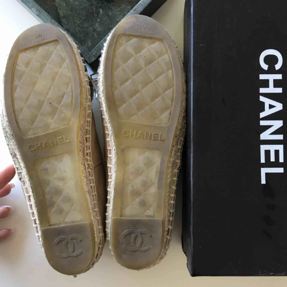 Chanel-espadriller i skinn. Märkt med storlek 39 men passar en 38a. Använda men har mer att ge. Inte äkta. Köparen står för frakt på 63:-. Skor.
